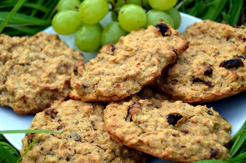 raisin banana oat biscuits