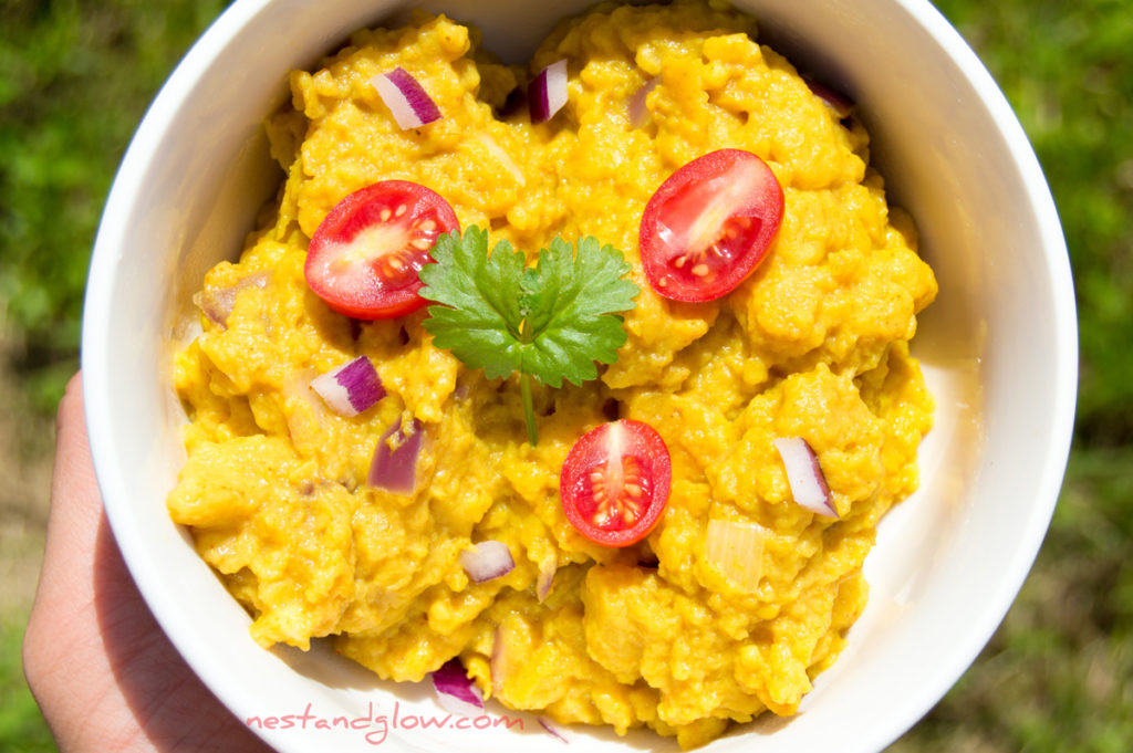 Vegan Scrambled Eggs with herbs and tomato