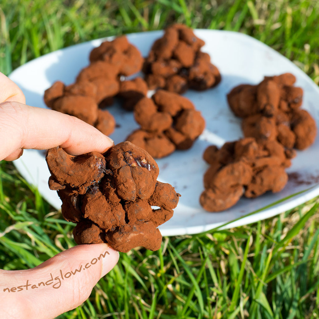 Cashew nut chocolate clusters