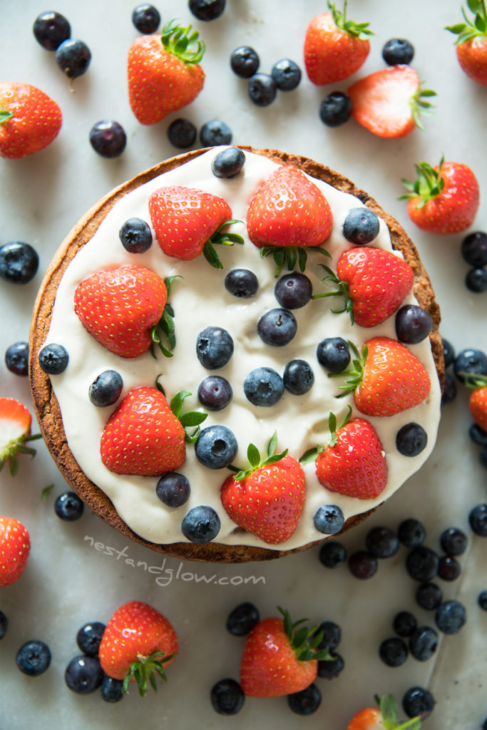 glutenvrij makkelijk kikkererwtencake bakken waar iedereen van houdt. U kunt top met elk fruit dat je wilt, maar bessen werken zo goed