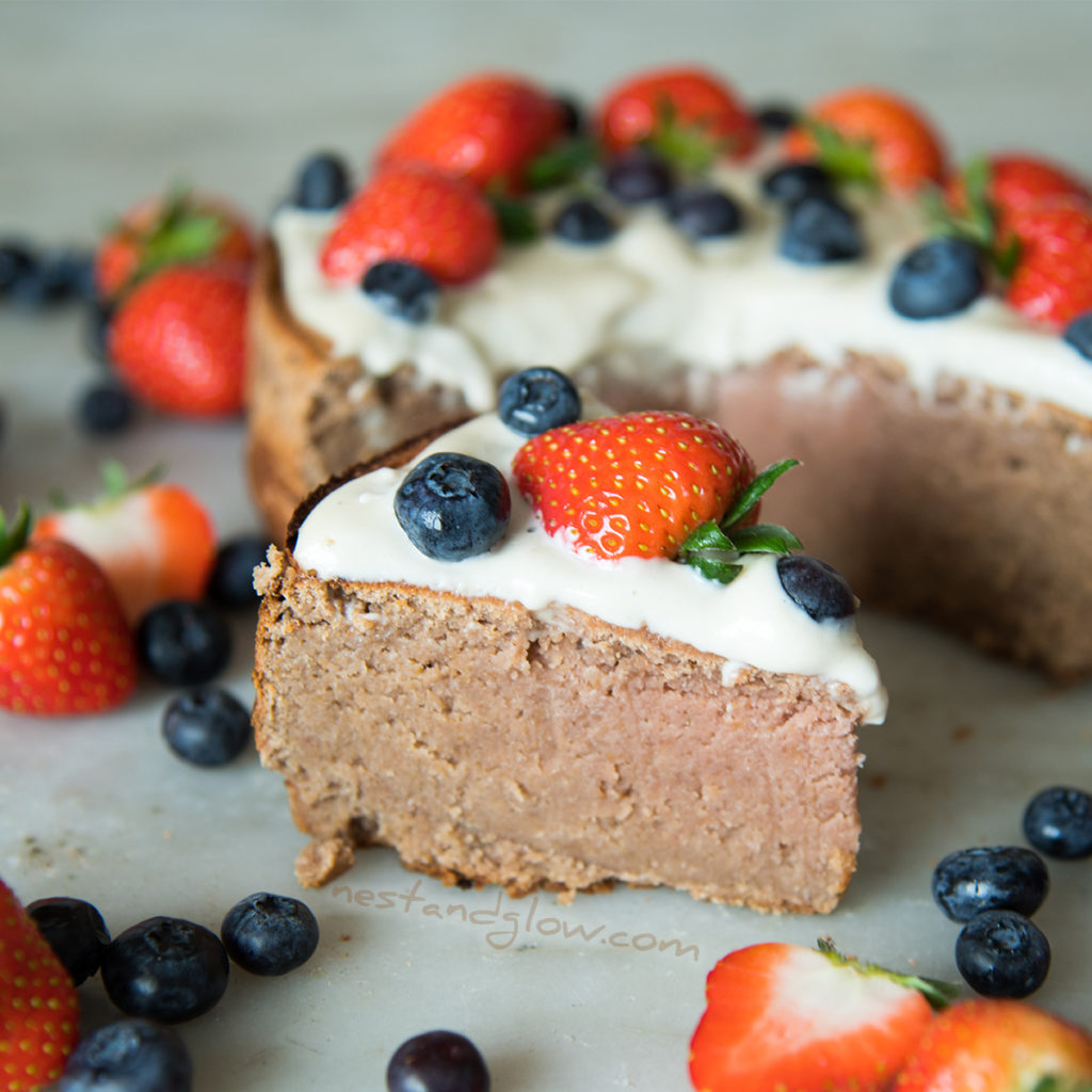 receta de pastel de fresa sin gluten hecho con aquafaba a partir de jugo de garbanzos. Este pastel servirá al menos a 8 adultos hambrientos.