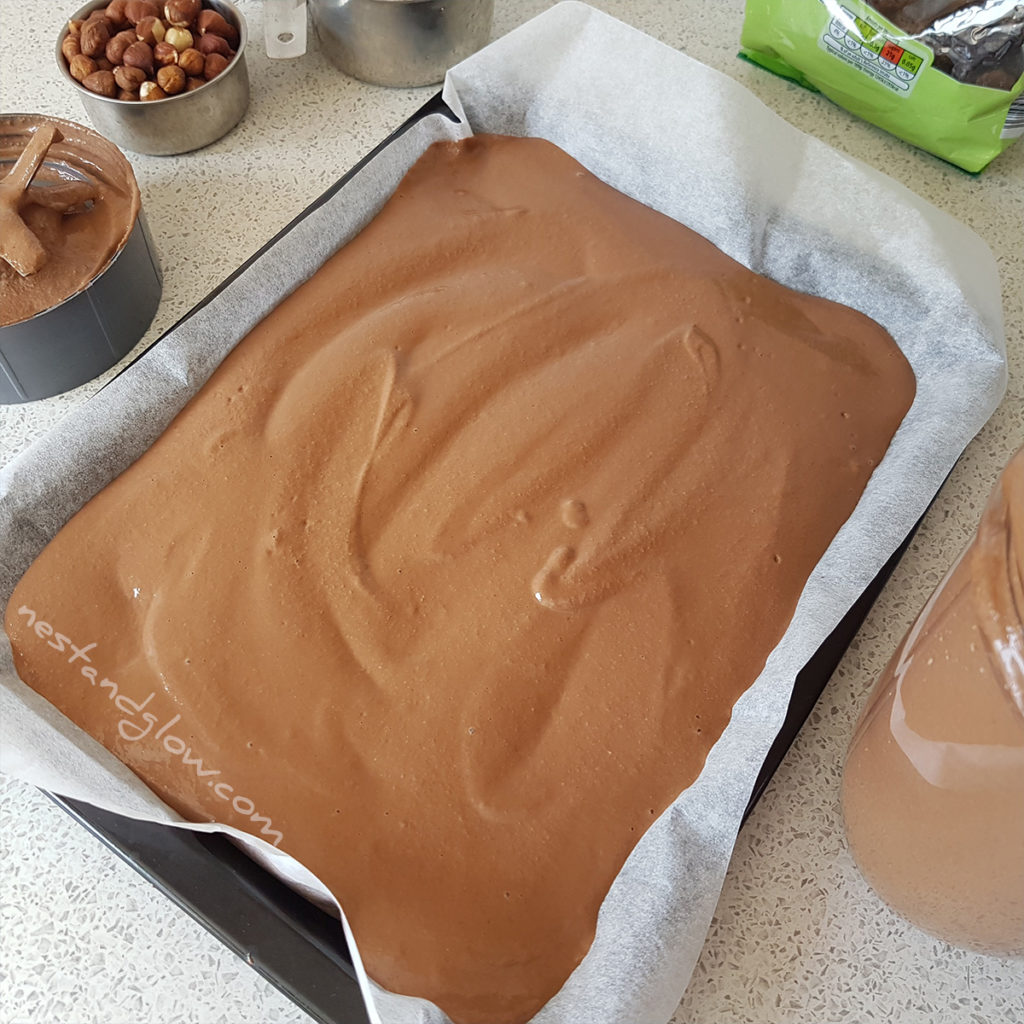 masa de brownie de chocolate con quinua antes de ser horneada. esta masa saludable para brownie debe verse así después de mezclar