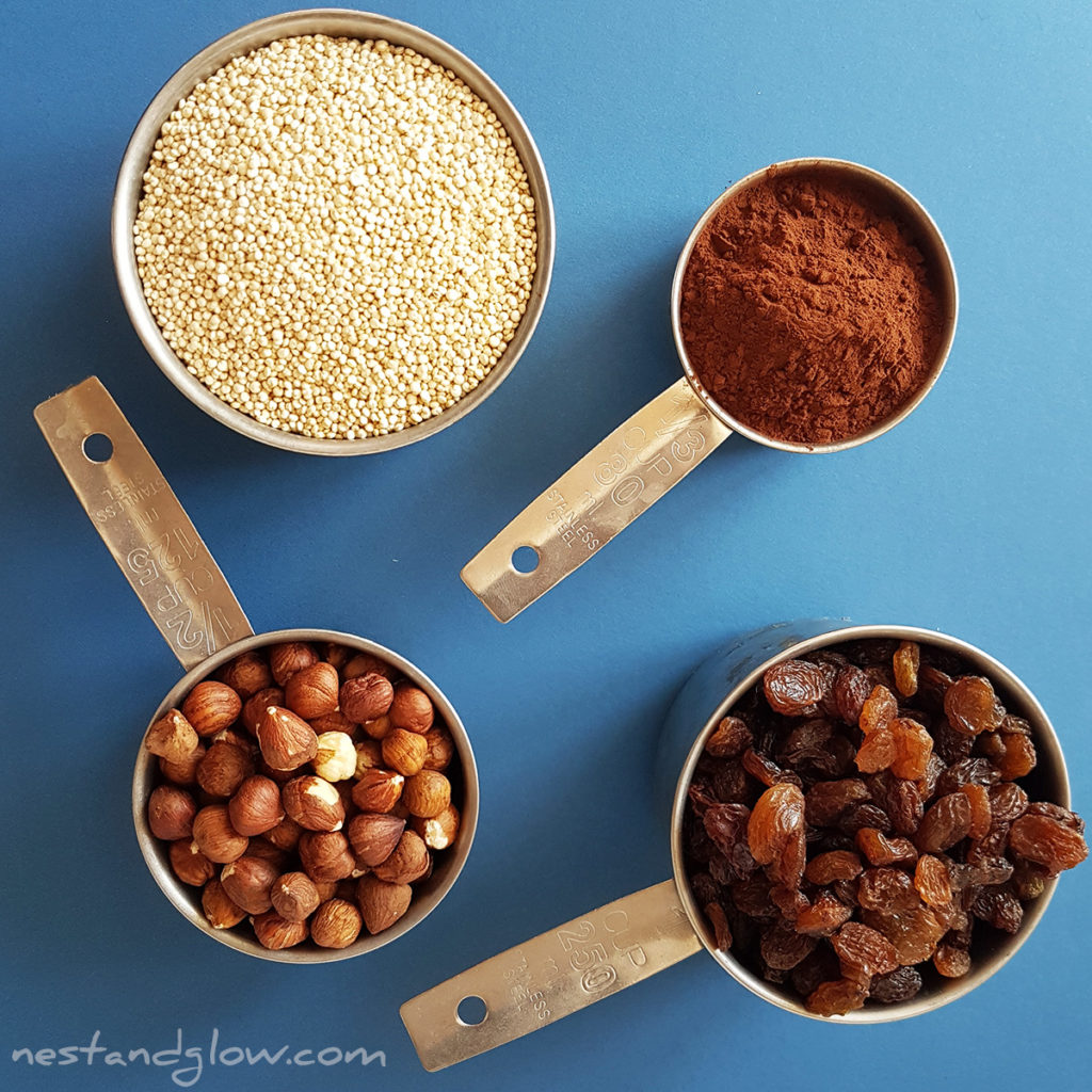 tämän terveellisen kvinoabrownien neljä ainesosaa ovat kvinoa, kaakao, hasselpähkinät ja rasiinit. Kaikki ovat täysjyväraaka-aineita täynnä hyvyyttä ilman roskaa.